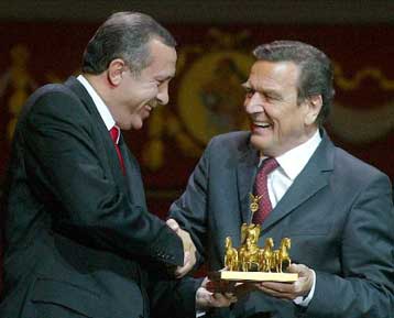 Θα χρειαστεί χρόνο ο εκσυγχρονισμός της Τουρκίας, συμφωνούν Σρέντερ και Ερντογάν