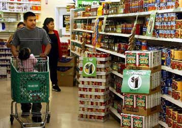 Εξανεμίζουν τα εισοδήματα μισθωτών και συνταξιούχων οι ανατιμήσεις σε αγαθά-υπηρεσίες