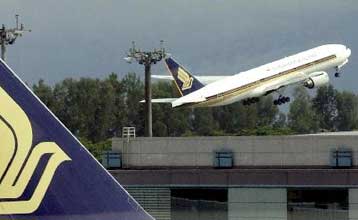 Αναγκαστική προσγείωση αεροσκάφους της Singapore Airlines στη Βρετανία λόγω απειλής
