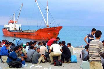 Πολιτική άμεσης απέλασης «εγκαινιάζει» η Ιταλία μπροστά στο κύμα λαθρομεταναστών