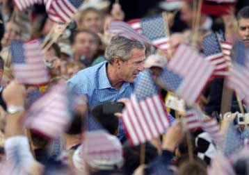 Πιο… κοντά από ποτέ Μπους και Κέρι στην κούρσα για την προεδρία των ΗΠΑ