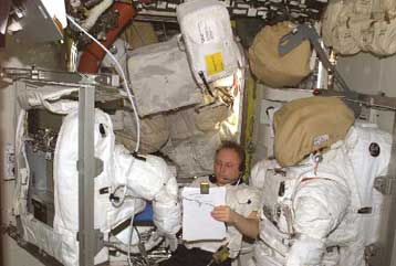 Σκουπίδια συσσωρεύονται ασφυκτικά στο Διεθνή Διαστημικό Σταθμό