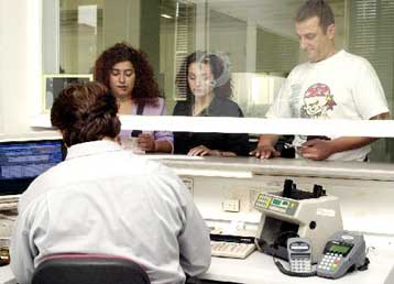 Κίνδυνος για απόκλιση 1 δισ. ευρώ στα δημόσια έσοδα