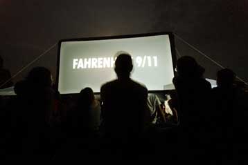 Για απόπειρα «δωροδοκίας» των ψηφοφόρων κατηγορούν οι Ρεπουμπλικάνοι τον Μάικλ Μουρ