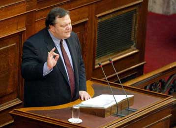 Οξύτατες αντεγκλήσεις στη Βουλή στον απόηχο των θέσεων Κ.Καραμανλή για τη διαφθορά