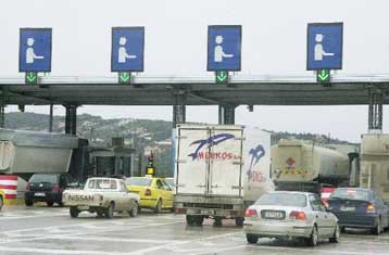 Τη μείωση των διοδίων στους ακραίους κόμβους της Αττικής Οδού εξετάζει η κυβέρνηση