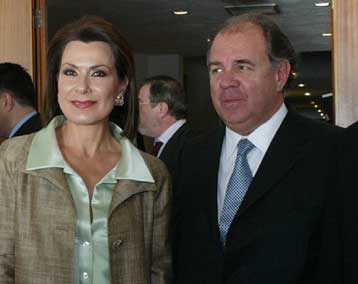 Συκοφαντικά τα περί διασύνδεσης με την εταιρεία Octagon, λέει το ζεύγος Αγγελόπουλου