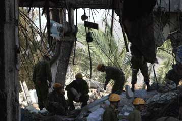 Αγωνιώδεις έρευνες για τον εντοπισμό επιζώντων στην Τάμπα της Αιγύπτου