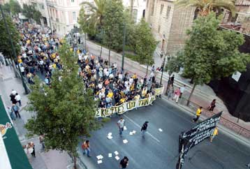 Εντυπωσιακό συλλαλητήριο στην Αθήνα από οπαδούς της ΑΕΚ-Στην Πόλη ταξιδεύει η «Ένωση»