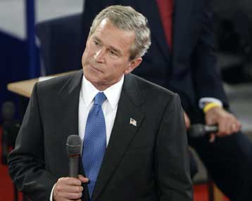 Σκιές στο πρώτο ντιμπέιτ ρίχνει ένα περίεργο «εξόγκωμα» στο σακάκι του Μπους