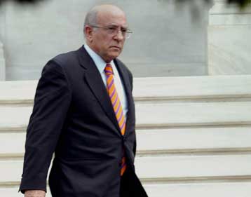 Ζήτημα θεσμών και όχι προσώπων η διαπλοκή, σχολιάζει η κυβέρνηση