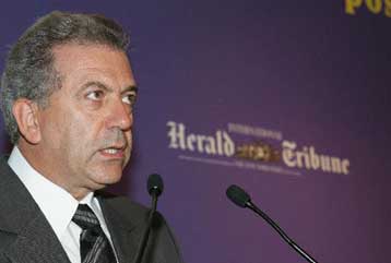 Στην ασφάλεια των επενδύσεων και την πάταξη της γραφειοκρατίας στοχεύει ο Δ.Αβραμόπουλος