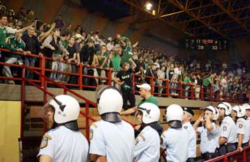 Μπουλόνια και ο τραυματισμός δύο αστυνομικών «καίνε» ΑΕΚ, Παναθηναϊκό στο μπάσκετ