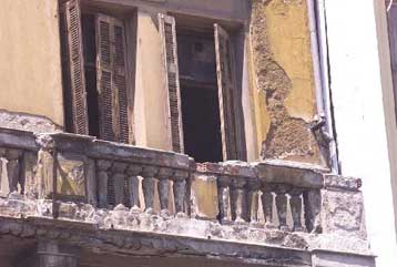 Εκατοντάδες τα κτίρια-παγίδες στο κέντρο της Αθήνας