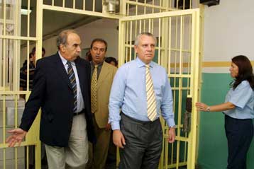 Αιχμηρή απάντηση Παπαληγούρα στο θέμα της απεργίας πείνας κρατουμένων της 17Ν