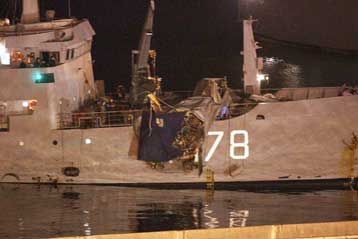 Στο Ναύσταθμο Σαλαμίνας μεταφέρθηκαν τα συντρίμμια του ελικοπτέρου Σινούκ