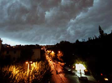 Καταιγίδες και θυελλώδεις ανέμους προβλέπει για την Τρίτη η ΕΜΥ