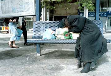 Στο όριο της φτώχιας ένας στους πέντε Έλληνες, σύμφωνα με έρευνα του ΕΚΚΕ