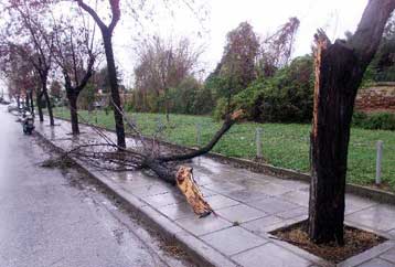 Προβλήματα σε Αττική και Θεσσαλονίκη λόγω κακοκαιρίας