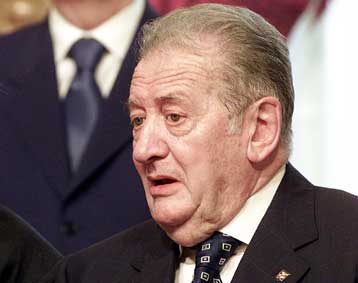 Στο πλευρό του «ανεπιθύμητου» Ιταλού επιτρόπου ένας ακόμα υπουργός του Μπερλουσκόνι