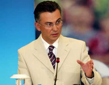 Πραγματοποιήθηκαν ήδη πολλές δεσμεύσεις μας, απαντά η κυβέρνηση στον Γ.Παπανδρέου