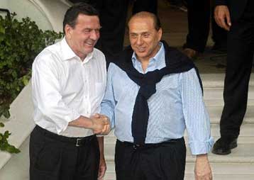 Ενώπιος ενωπίω Σρέντερ και Μπερλουσκόνι στη γερμανο-ιταλική Σύνοδο Κορυφής