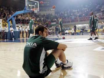 Με πρόστιμο θα πληρώσουν Παναθηναϊκός και ΑΕΚ τα επεισόδια φιλάθλων τους στο μπάσκετ