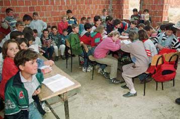 Δεκατέσσερις μαθητές νεκροί από πτώση λεωφορείου σε γκρεμό στην Αλβανία