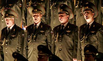 Ο Κόκκινος Στρατός τραγουδά και οι Κοζάκοι χορεύουν για τα 26 χρόνια του Πάπα στο θρόνο