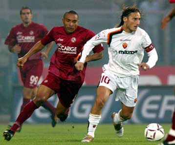 Η Ρόμα πέρασε με 2-0 από το Λιβόρνο, η Γιουβέντους 2-1 την Μεσσίνα και πάντα πρώτη