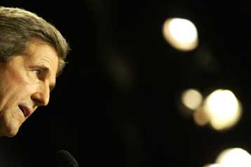 Πυρά εκατέρωθεν από Μπους και Κέρι, την ώρα που οι δημοσκοπήσεις δείχνουν ισοπαλία