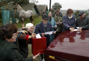 Εν μέσω «σοβαρών αμφιβολιών» το δημοψήφισμα και οι βουλευτικές εκλογές στη Λευκορωσία