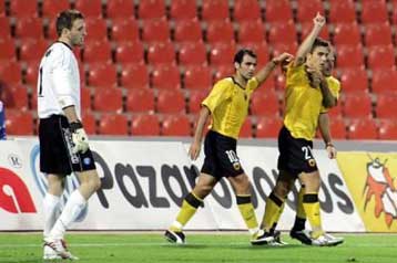 Η ΑΕΚ άρπαξε τη νίκη από τα χέρια του Ηρακλή (2-1) και συμπορεύεται με τον ΠΑΟ