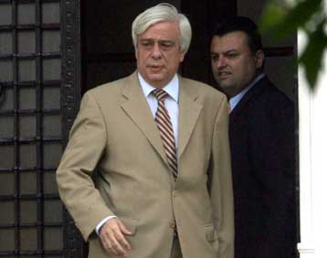 Ομάδα πτυχιούχων ζητά την ακύρωση του Προεδρικού Διατάγματος για τους συμβασιούχους