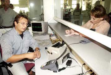 Την προσθήκη μόνο μίας επιπλέον φορολογικής κλίμακας εξετάζει το οικονομικό επιτελείο