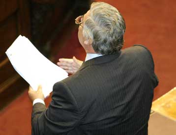 Αίτηση Έβερτ στη Βουλή για δημοσιοποίηση παράνομων μετεγγραφών παιδιών βουλευτών