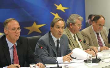 Διπλή αμφισβήτηση για τον προϋπολογισμό του 2005 από πετρέλαιο και Κομισιόν