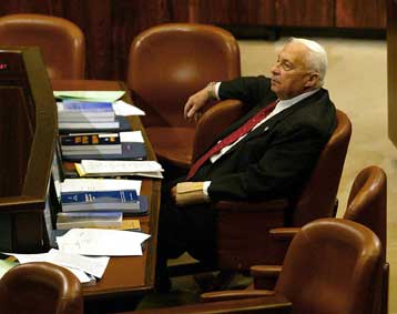 Έως τον ερχόμενο Ιούλιο θα αποχωρήσουν οι έποικοι από τη Γάζα, ξεκαθαρίζει ο Σαρόν