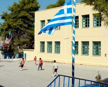 «Όχι» στην Αλβανίδα σημαιοφόρο λένε οι μαθητές σχολείου της Θεσσαλονίκης