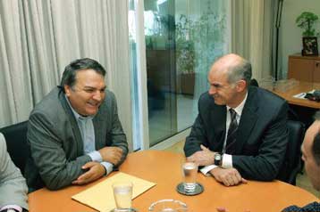 Στο ΠΑΣΟΚ προσχώρησαν ο Νίκος Μπίστης και τα στελέχη της ΑΕΚΑ