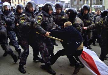 «Κύμα» συλλήψεων στη Λευκορωσία κατά τις διαδηλώσεις αντιπάλων του Λουκασένκο