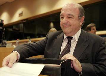 Νομικά μέτρα κατά της Ελλάδας ετοιμάζει η Κομισιόν για τα ελλείμματα