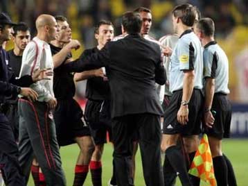 Σε απολογία κλήθηκε ο Ολυμπιακός από την UEFA-«Ανάρμοστη» η στάση του Σούρερ