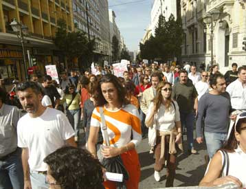 Μεγάλη πορεία στο κέντρο της Αθήνας από τους απεργούς της ΑΔΕΔΥ