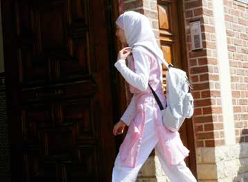 Γαλλικά σχολεία αποβάλλουν τις μαθήτριες που επιμένουν να φορούν ισλαμική μαντήλα