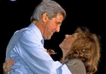 «Γκάφα» της Τερέζα Κέρι και δημόσια απολογία προς την αντίπαλη Λόρα Μπους