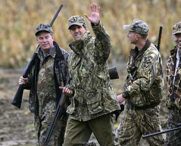 Συμβολικές δραστηριότητες για Μπους και Κέρι, που διεξάγουν μάχη στήθος με στήθος