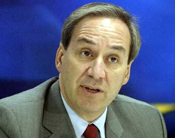 Έντονη αντιπαράθεση κυβέρνησης – ΠΑΣΟΚ για την «επιτήρηση» της οικονομίας από την ΕΕ