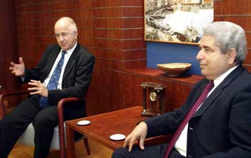 Από την Κύπρο πλέον η όποια λύση του πολιτικού προβλήματος, ξεκαθαρίζει η Βρετανία