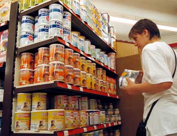 Οι μειώσεις των τιμών στα ράφια στόχος της παρέμβασης της Επιτροπής Ανταγωνισμού